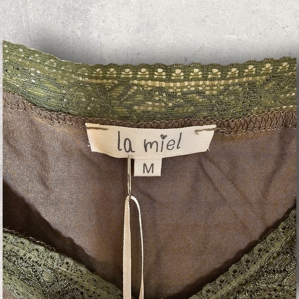 LA MIEL Gorgeous Lace Boho Short Sleeve V-Neck Top•Size Medium•Olive Green - Picture 9 of 13